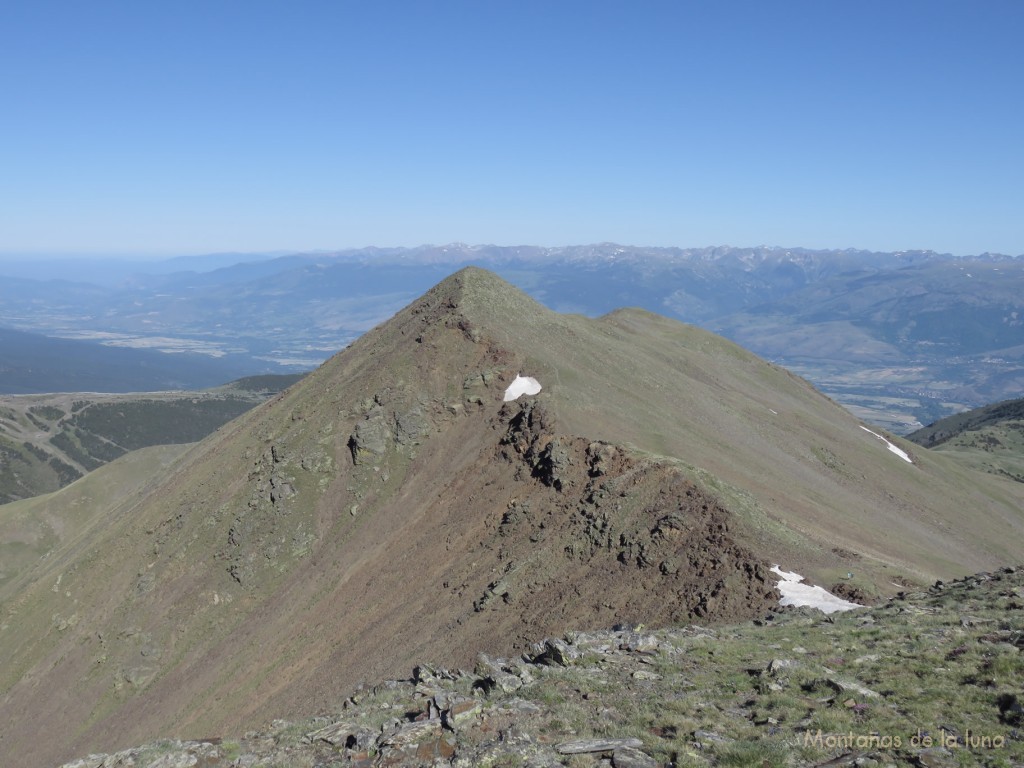 Desde el Puigmal Petit de Segre, el Puigmal de LLo, detrás La Cerdaña