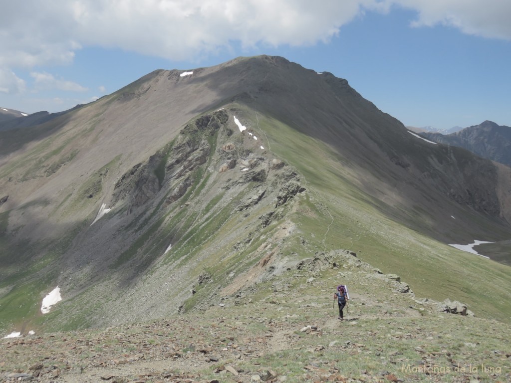 Olga en el Collado de Noufonts, 2.651 mts., atrás dejamos el Pic de Noufonts