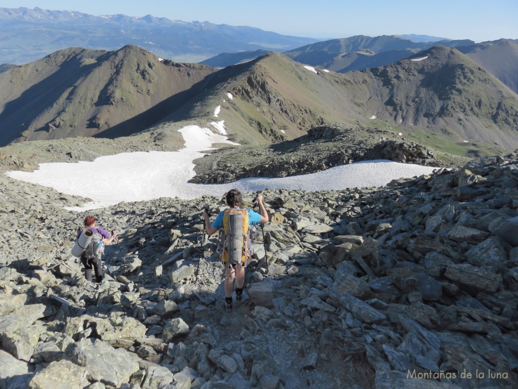 Olga y Txell bajando del Puigmal, delante el Puigmal de Llo a la izquierda, el Puigmal Petit de Segre en el centro y el Puigmal de Segre a la derecha