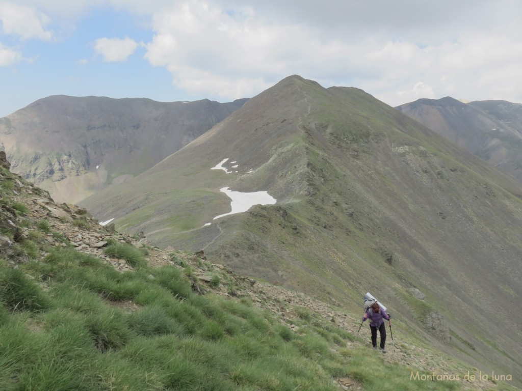 Subiendo al Pic de Fontnegre, atrás dejamos el Serrat del Mig con el Cim de Rocs Blancs delante, y detrás izquierda la irregular cima del Noucreus