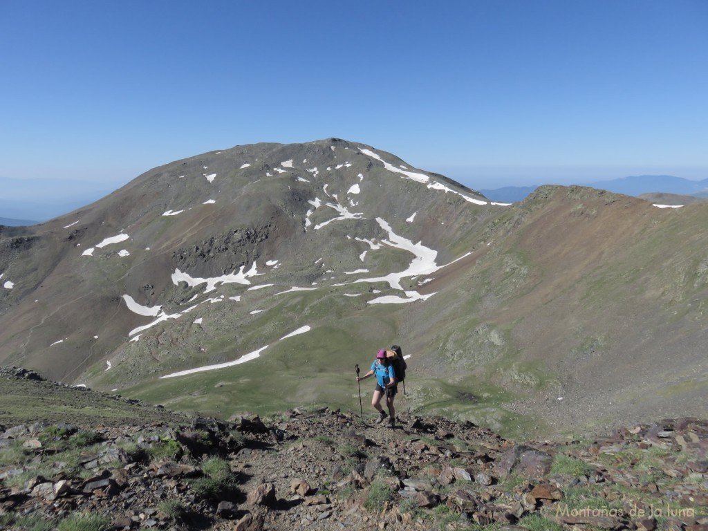 Txell llegando a la cima del Puigmal de Segre, 2.843 mts., justo detrás el Puigmal