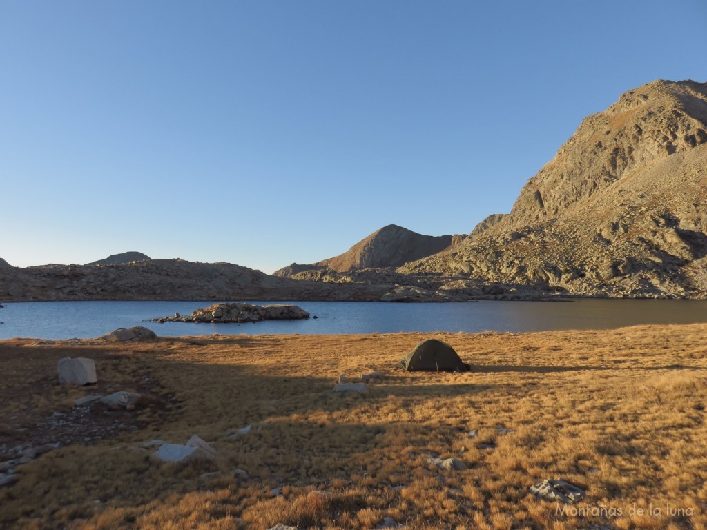 Acampados junto al Ibón de Bagüeña