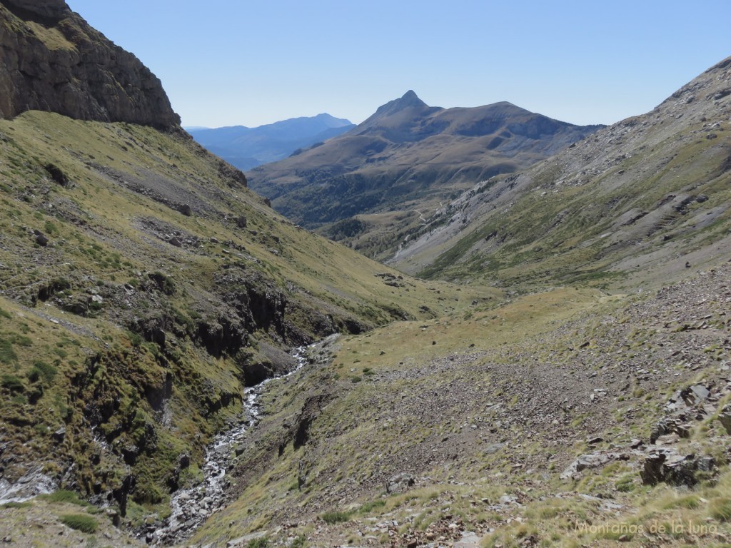 Bajando por el Valle de Sahún, en el centro la Punta de Chía