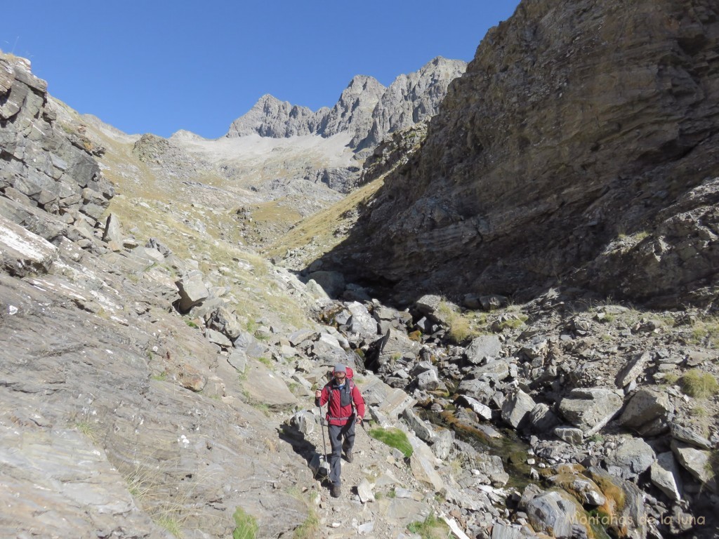 Delante Pau junto al Barranco de Sarri, al fondo el pico Eriste (Bagüeñola) Sur