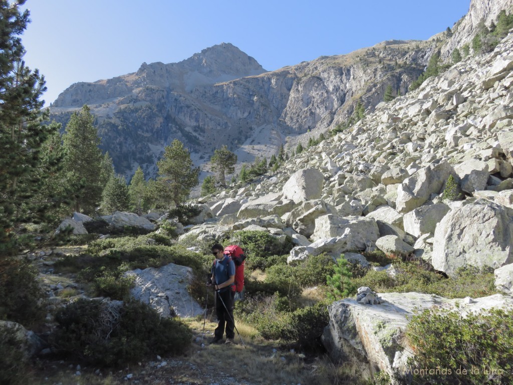 Pau al final de La Ribereta a punto de coger la subida a los balcones del Ibón de Bagüeña. justo detrás, bajo la montaña la "diagonal" de subida