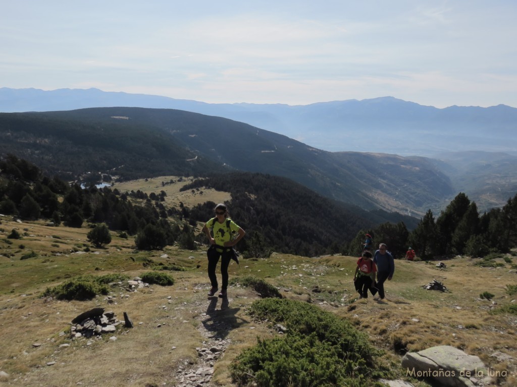 Subiendo hacia las Molleres del Puigpedrós, a la izquierda queda el Estany Sec