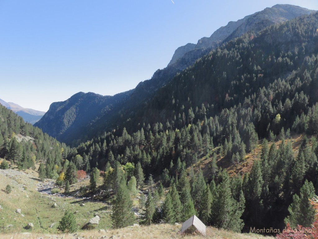 Valle de La Ball con la Cabaña del Vaquerisall delante