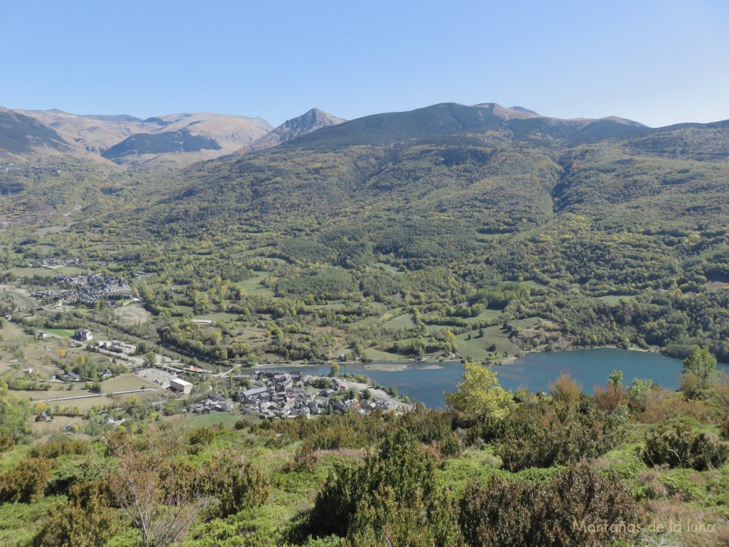 Vistas hacia el Valle de Benasque con Eriste y el Embalse de Llisoles abajo, a la izquierda Anciles