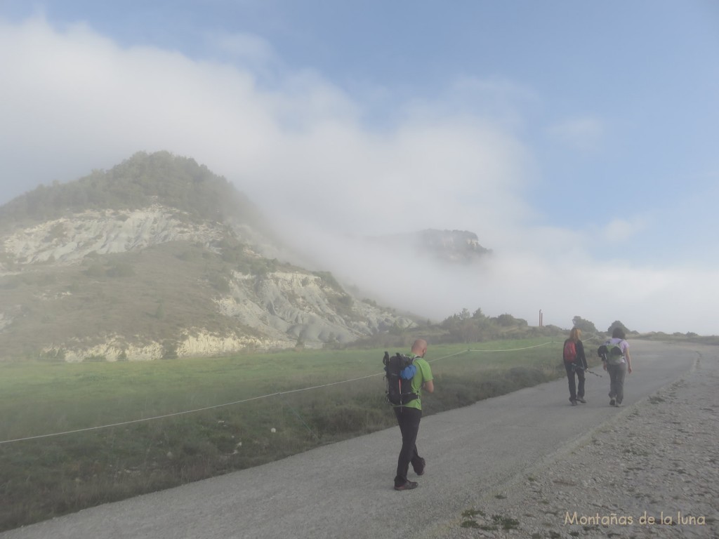 Lea, Anna y Raquel camino de l'Avenc a la izquierda queda el Puig Segaler