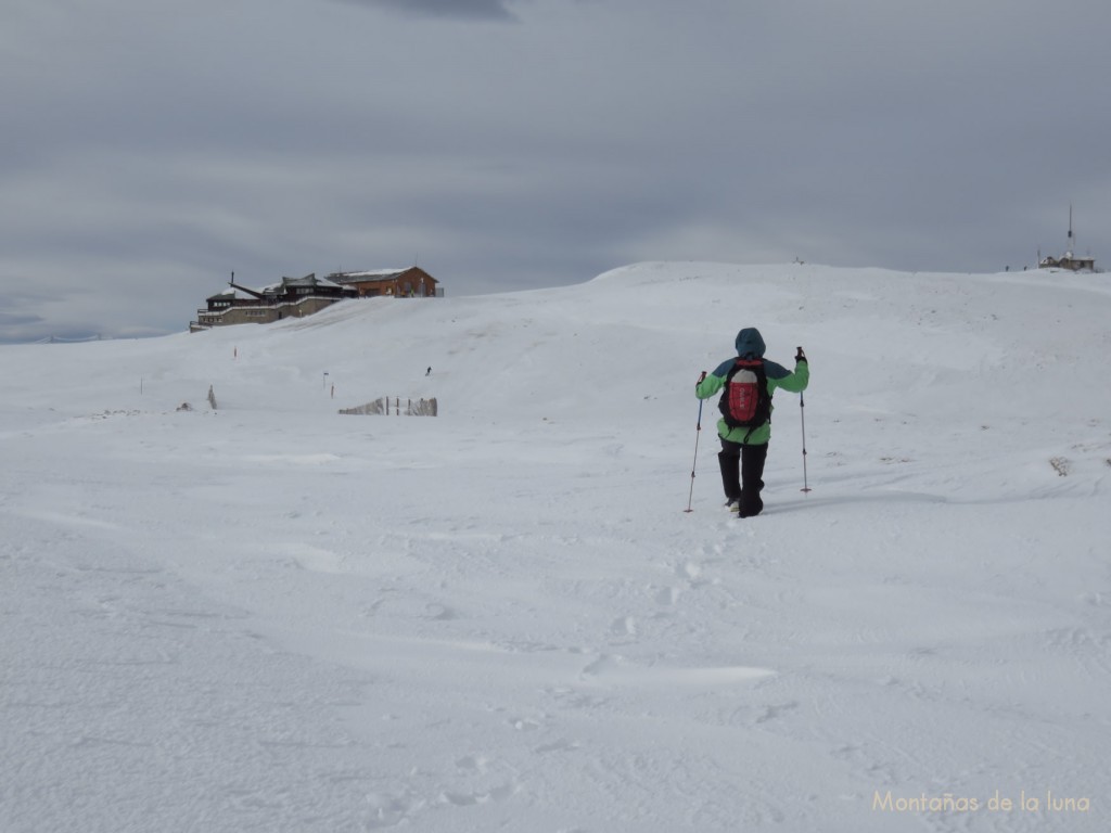 Josep camino de la cima de la Tossa d'Alp, dicha cima en el centro, con el Refugio Niu de l'Àliga a la izquierda