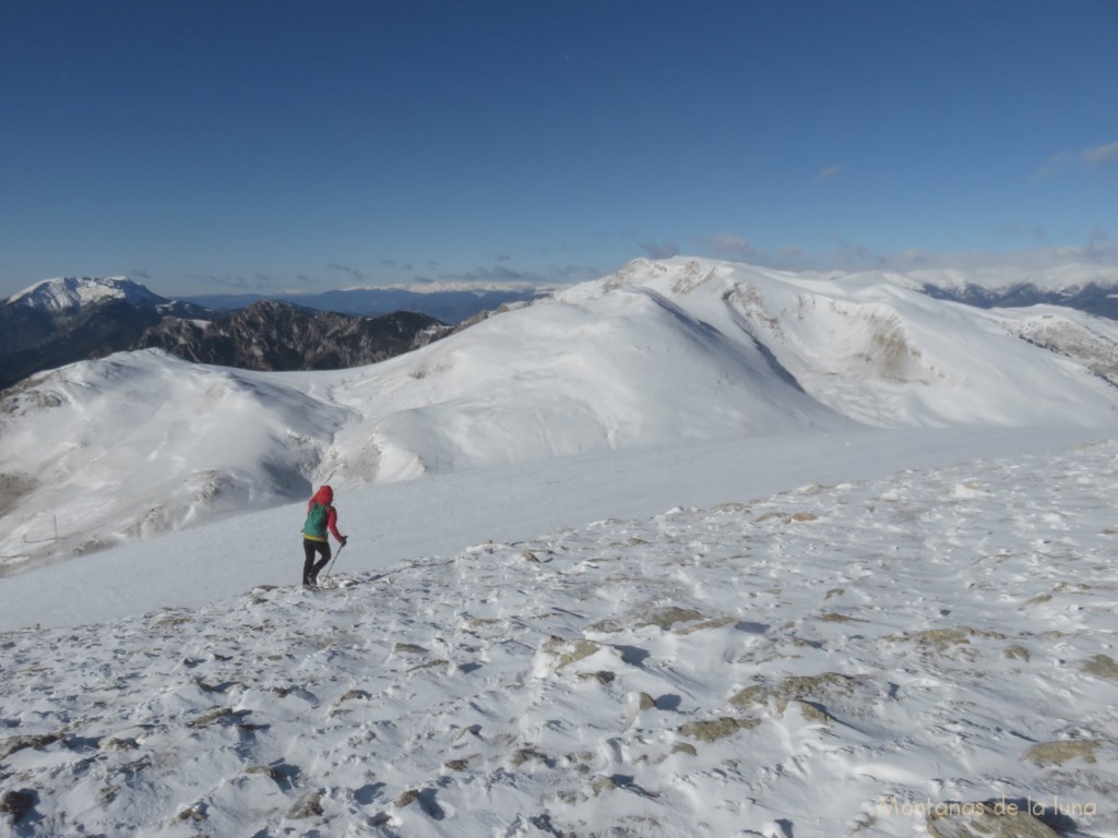 Bajando del Puigllançada con ventisca, delante la Tossa d'Alp