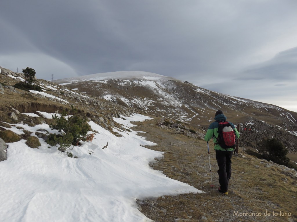 Camino de Coll de Pal delante el Puigllançada