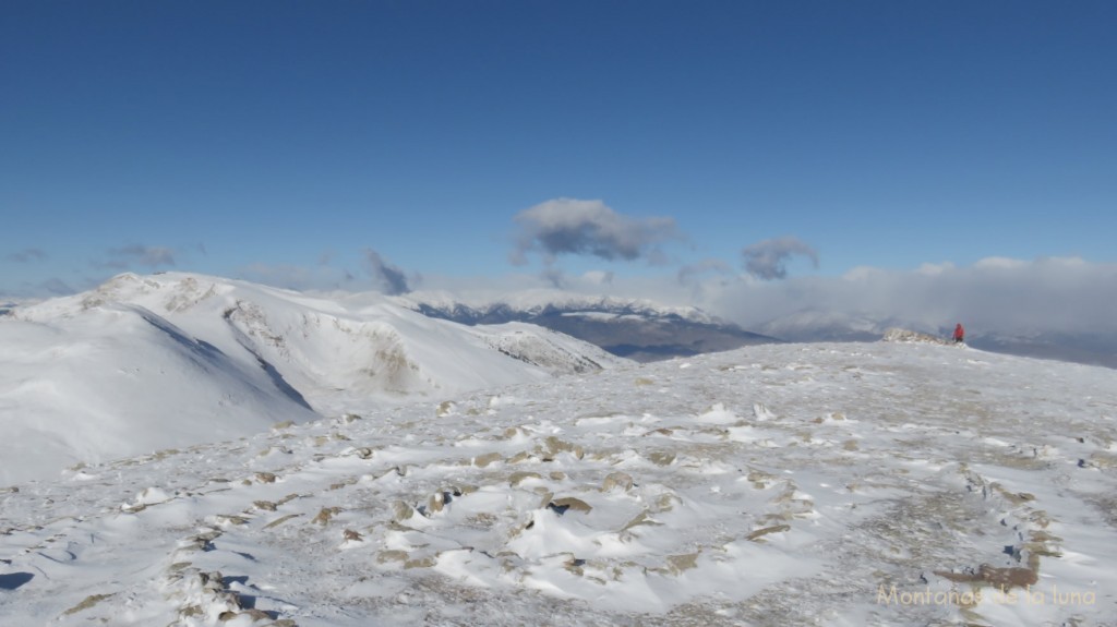 Cima del Puigllançada, 2.408 mts., a la izquierda la Tossa d'Alp