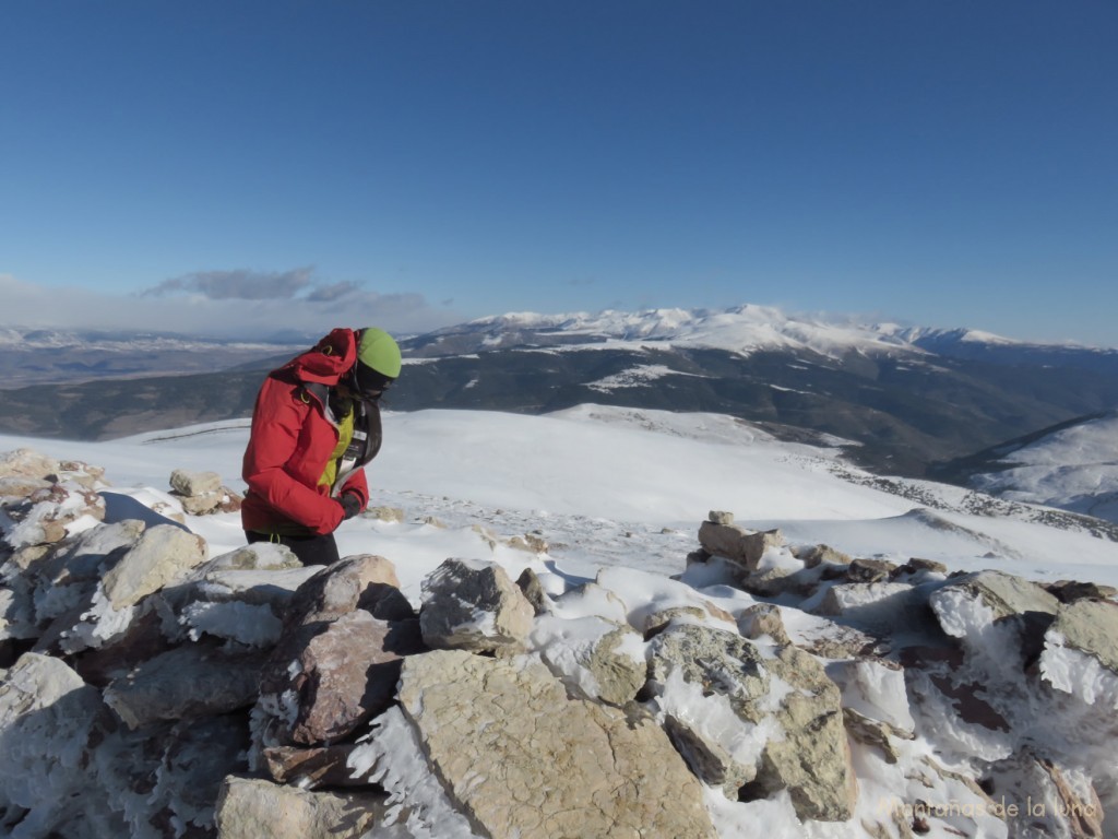 Cima del Puigllançada, 2.408 mts., al fondo las montañas del Puigmal