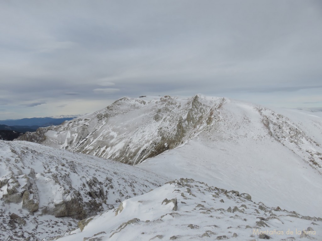 Delante la Tossa d'Alp con el Puig de Comabella a la derecha