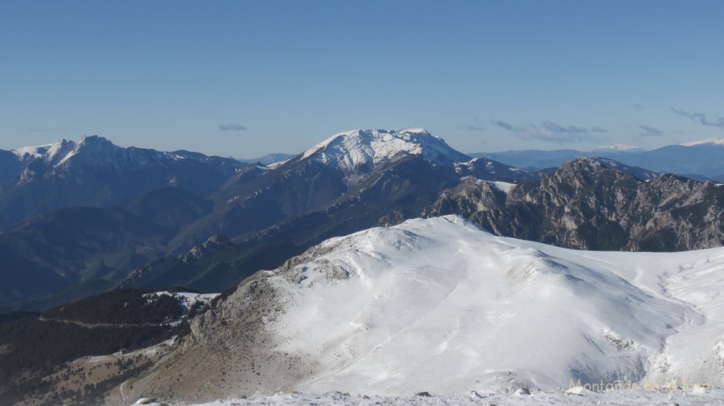 Desde al Puigllançada las Penyes Altes de Moixeró a la derecha, la Sierra del Cadí con el Comabona delante en el centro y el Pedraforca a la izquierda