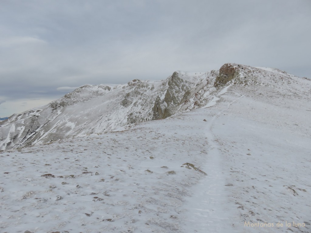 En la Collada Baixa, 2.347 mts. camino de la Tossa d'Alp con el Puig de Comabella delante a la derecha