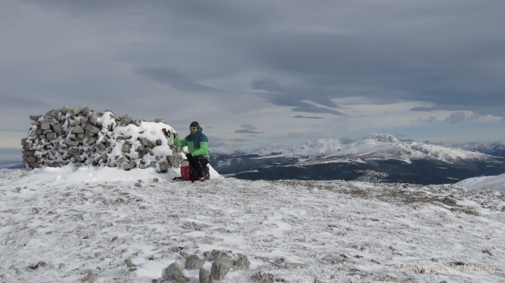 Josep en un vivac antes de llegar a la cima del Cap del Serrat Gran, al fondo el Puigmal y su macizo