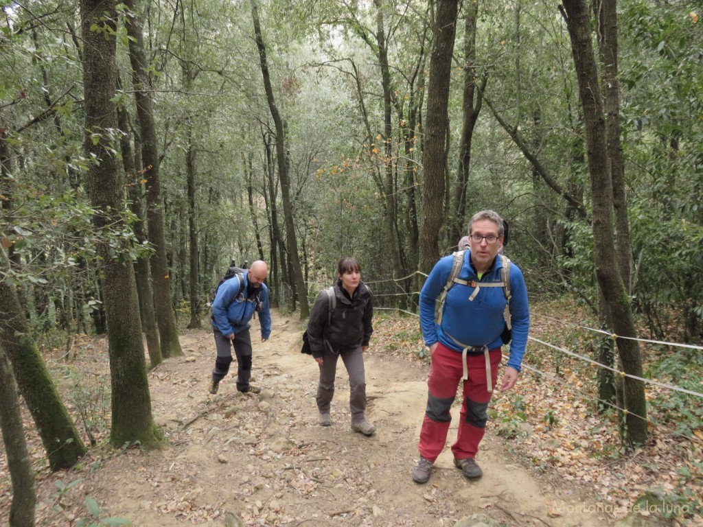 Lea, Raquel y Pep subiendo a Sant Miquel de Castelló.