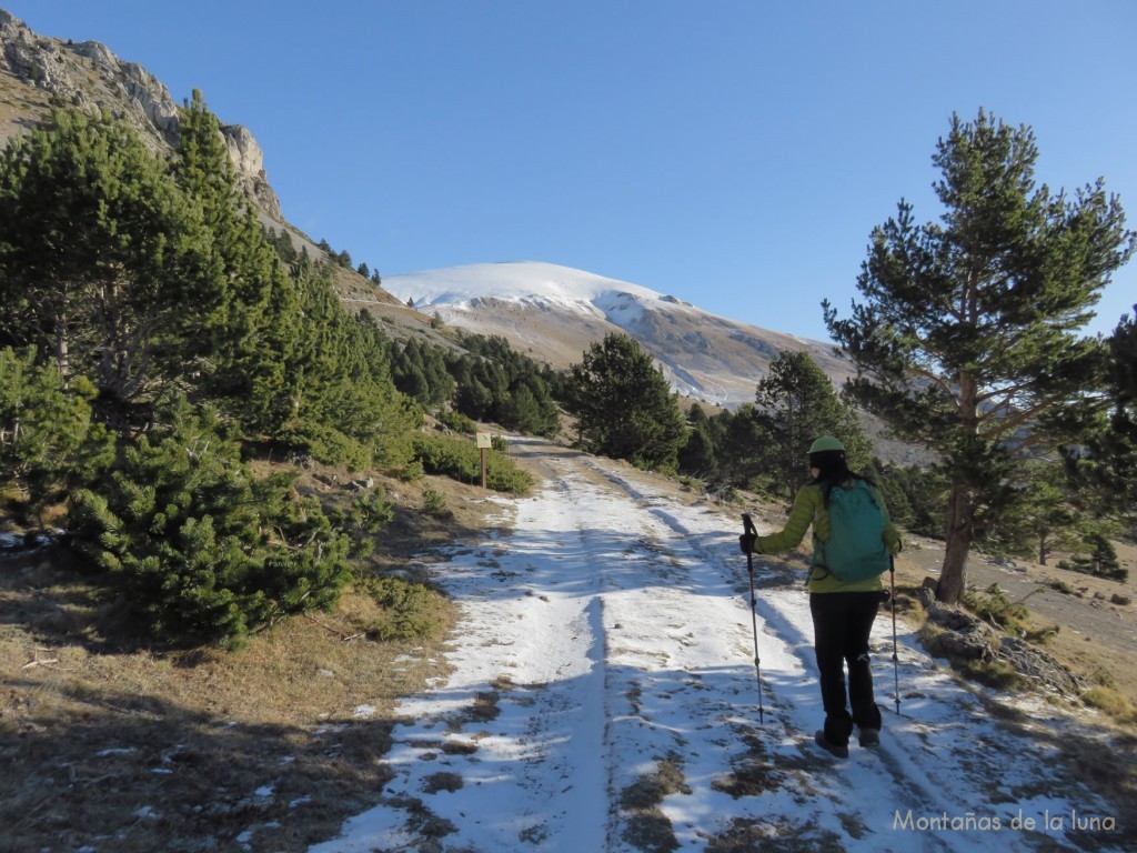 Zaida saliendo del Refugio de Coll de Pal hacia el Coll de Pal, delante el Puigllançada