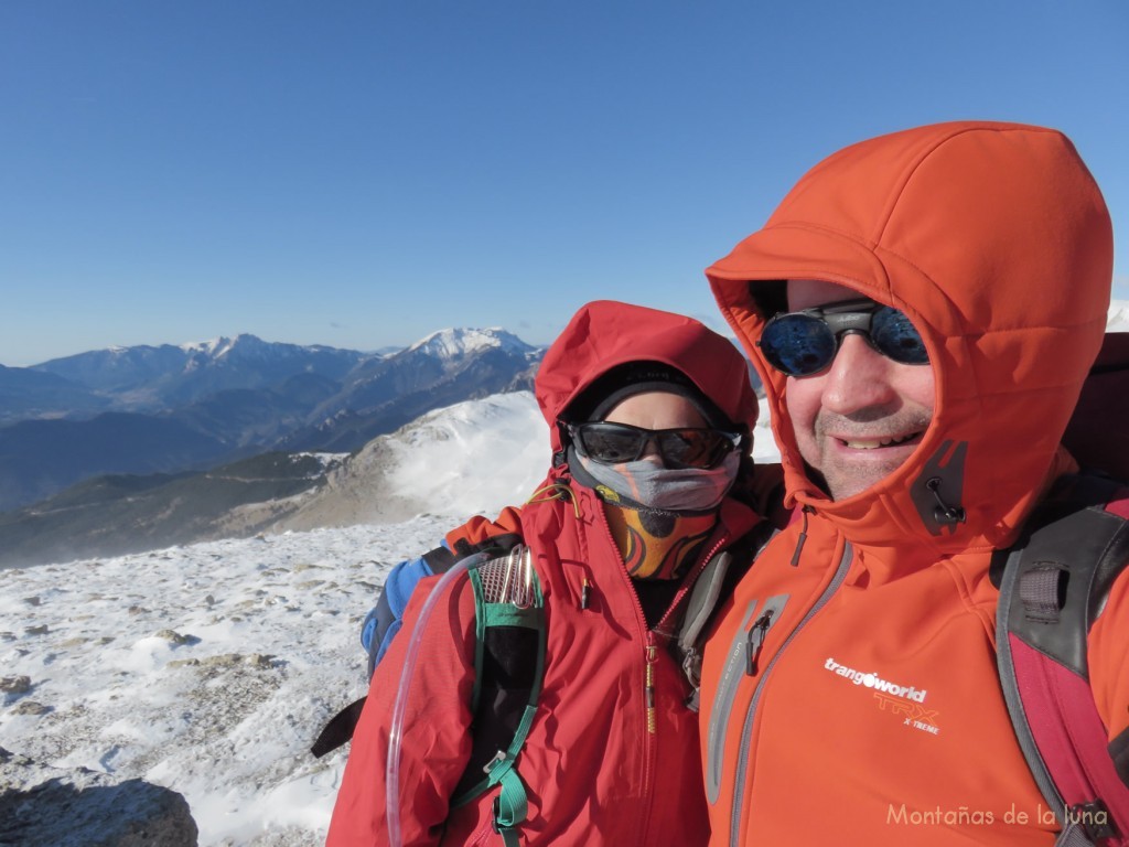 Zaida y Joaquín en la cima del Puigllançada, 2.408 mts., al fondo el Cadí y Pedraforca