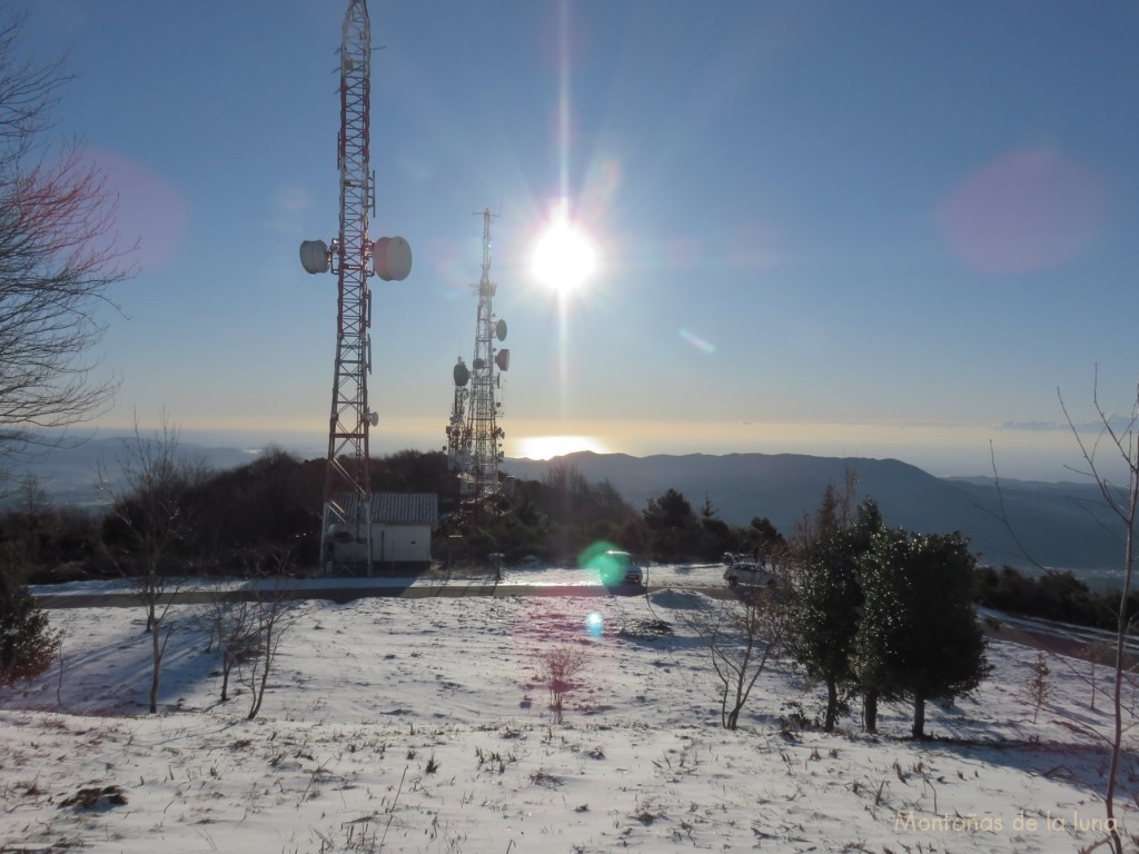 Antenas y parking en el Coll de Santa Helena, 1.219 mts.