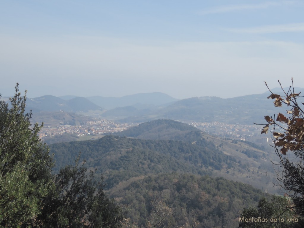 En el centro el Volcá de Montolivet (con su antena), su cordal que lo une con la cima de Sant Valentí y Olot rodeandolo