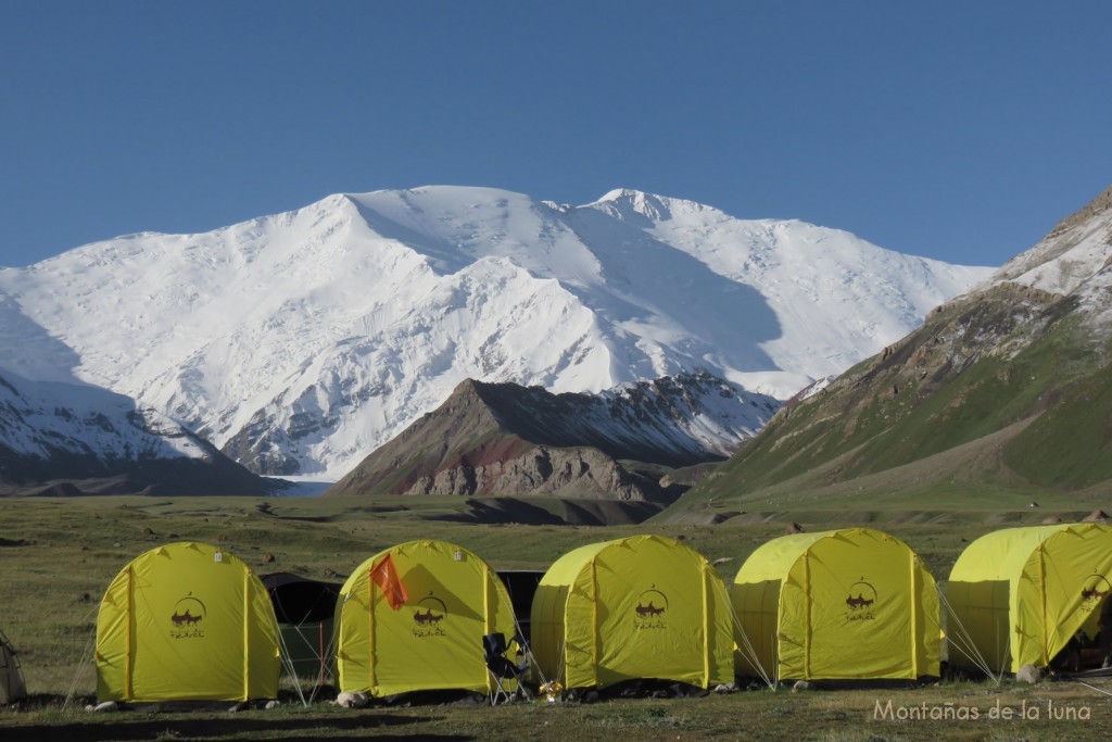 Al fondo el Pico Lenin desde el Campo Base