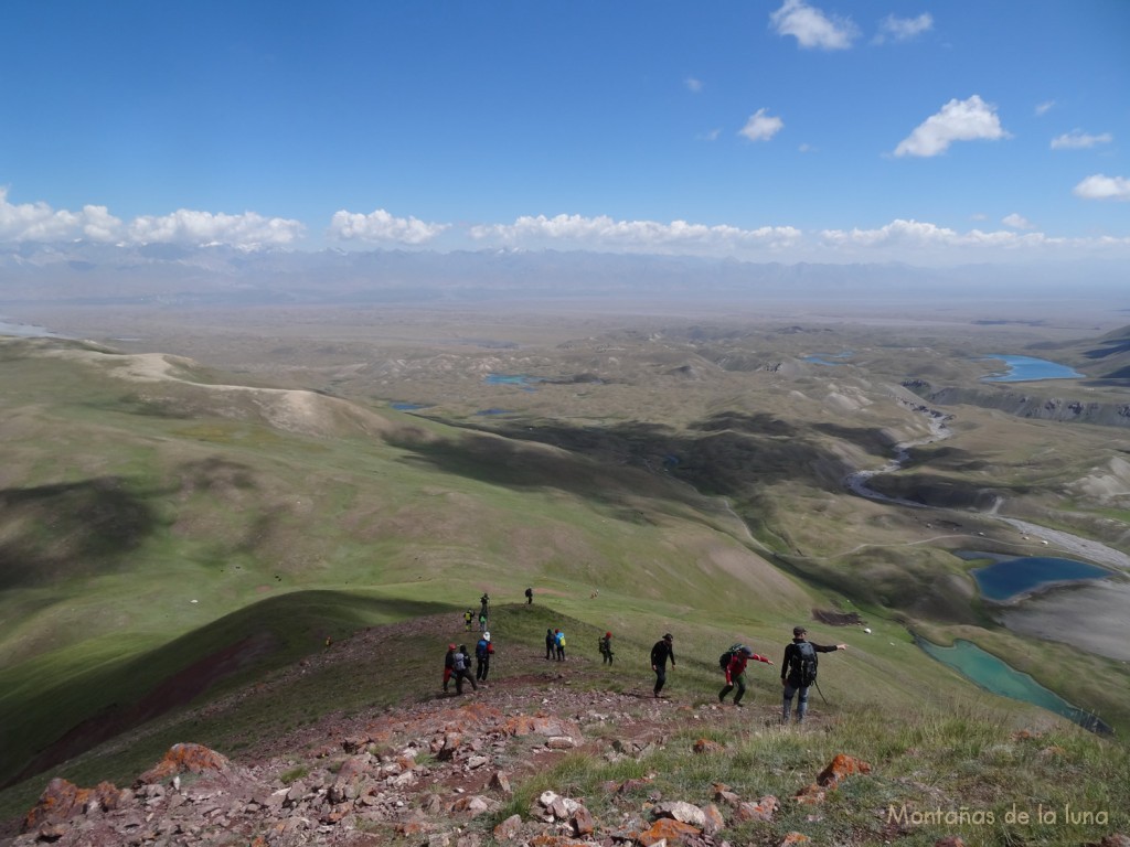 Al fondo la Cordillera Alai y laguitos del comienzo del valle