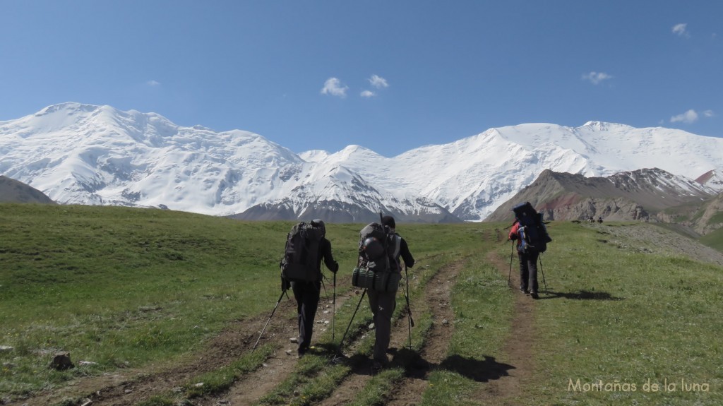 Camino del Campo 1 por el campo de cebollas con el Pico Lenin a la derecha