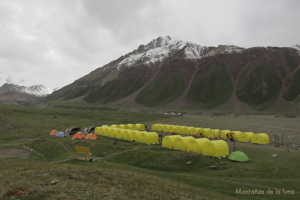 Campo Base del Pico Lenin, 3.600 mts., bajo le pico Petrowsky