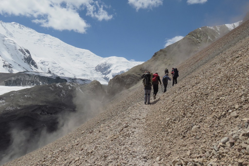 Cruzando por los canchales sobre el Glaciar Lenin