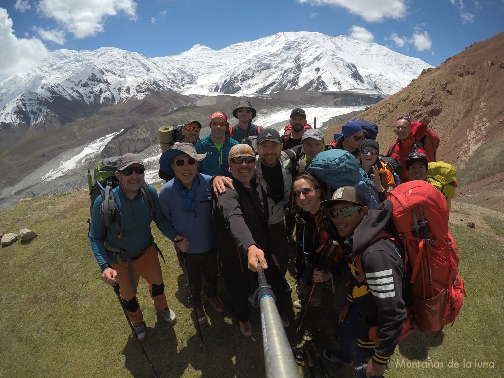 Foto de grupo bajo Puteshestvennikov Pass, 4.100 mts., delante de izquierd a derecha: Joaquín, Stephen, Luis, Dimitri, Dima, Iveta y guía. En segunda fila: Javi, Elan, Hans, Tom, "el ruso", Teresa, Ray y otro guía