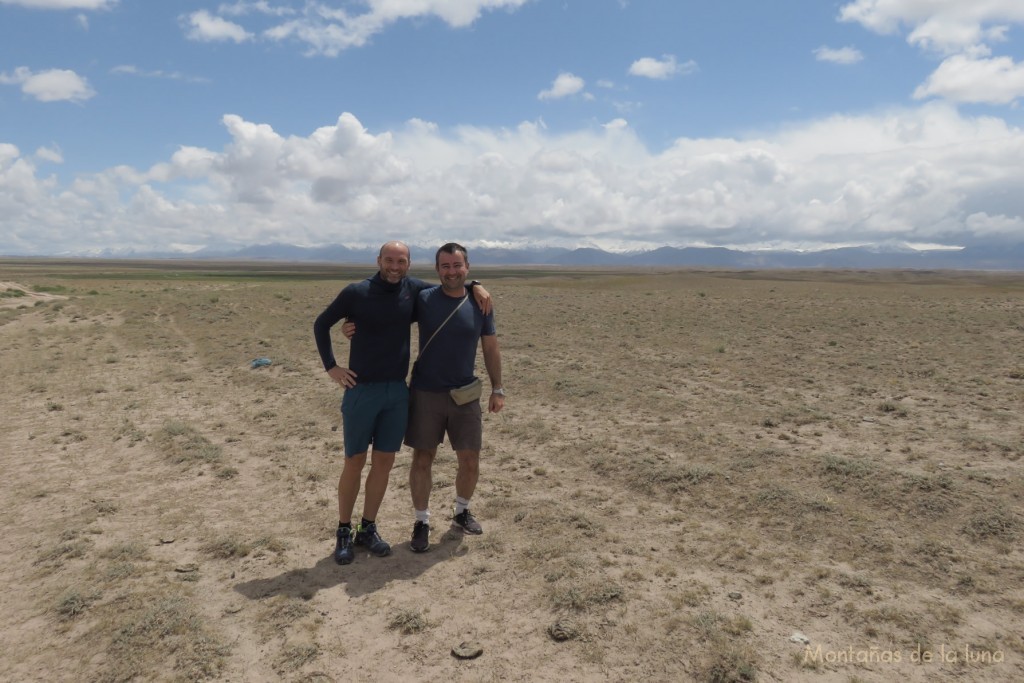 Javi y Joaquín en las puertas de la Cordillera del Pamir