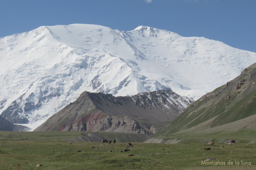 Los porteadores en busca del Campo 1, arriba el Pico Lenin