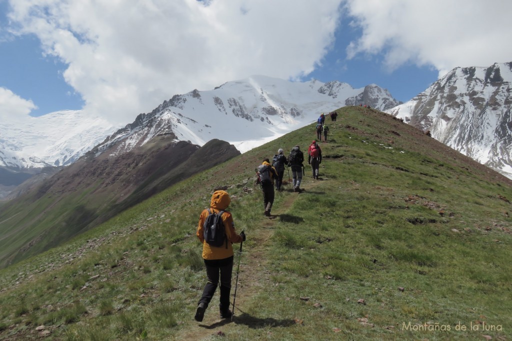 Seguimos por la parte más alta de la ladera, al fondo el pico Pietroshkogo, delante Teresa