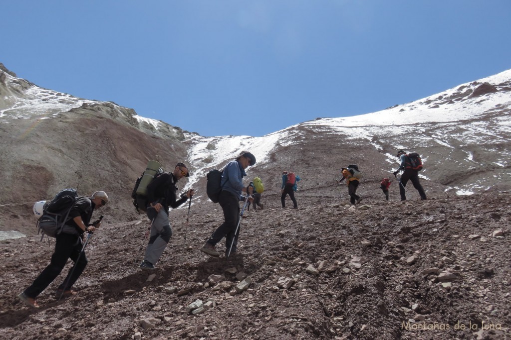 Subiendo por Puteshestvennikov Pass, delante Luis, Javiy Stephen