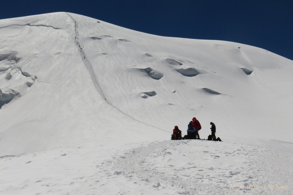 Parada en mitad del recorrido, detrás la última pala al Campo 3