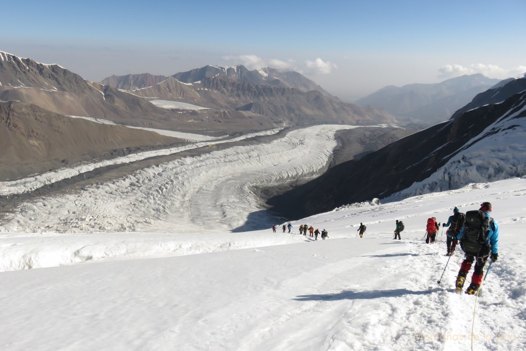 Bajando al Campo 1, abajo el seguimiento del Glaciar Lenin