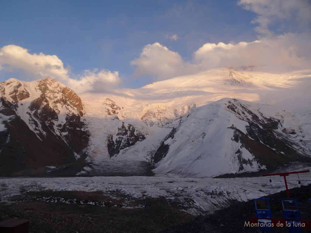 Atardeciendo en el Glaciar y Pico Lenin