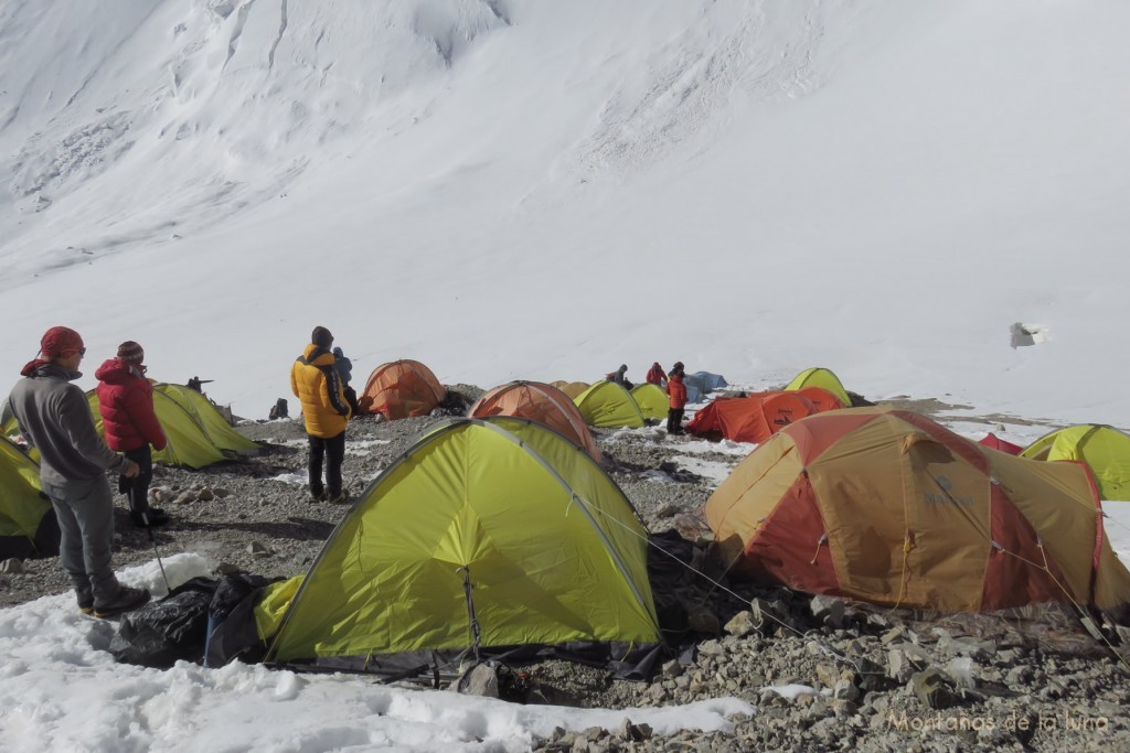 Campo 2, 5.300 mts., a la izquierda nuestro guía Dima