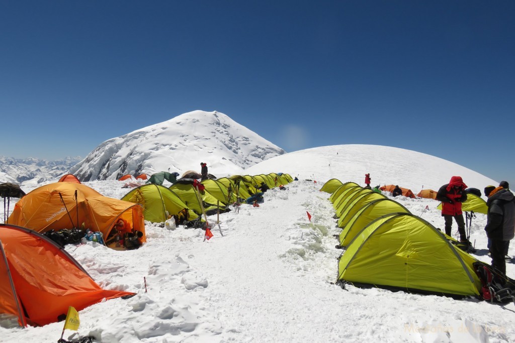 Campo 3 del Pico Lenin, 6.100 mts. Al fondo la suave loma del Razdelnaya y detrás más alto el Dzerzhinsky