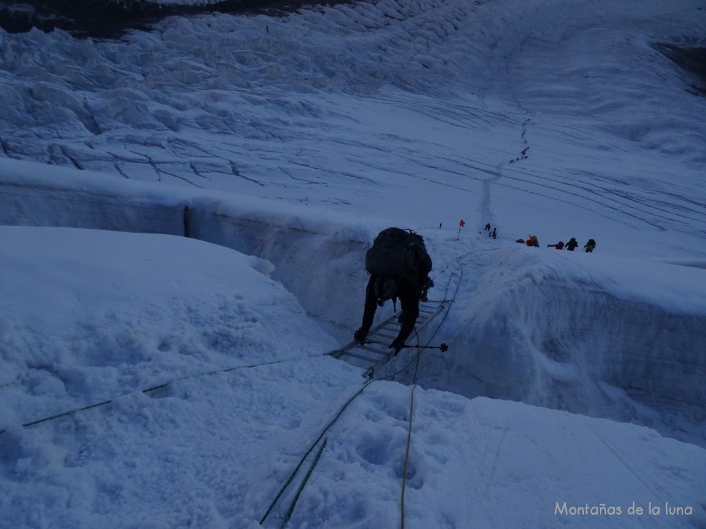 Cruzando la gran grieta por la escalera