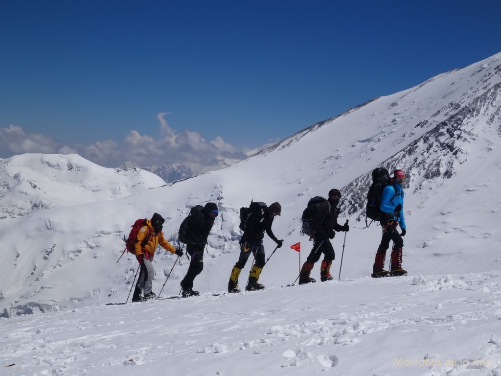 De derecha a izquierda: Ilan, Luis, Javi, Tom y el guia llegando al Campo 3