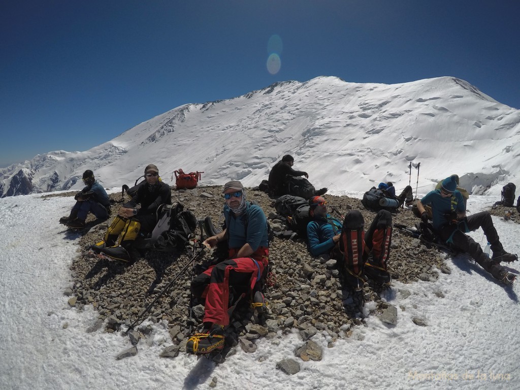 Descanso a 5.800 mts. con el Pico Lenin detrás, delante en el suelo Javi, Joaquín en el centro e Ilan