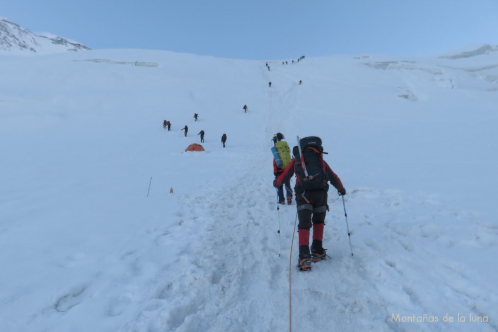 El glaciar se empina llegando a la gran grieta