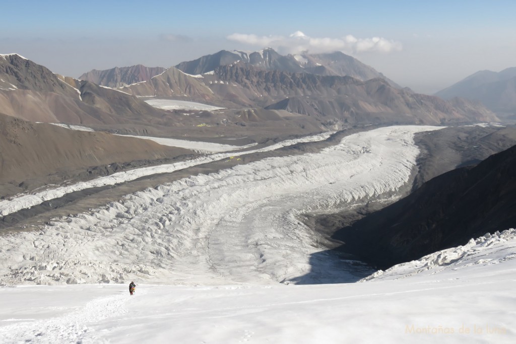 Glaciar Lenin. Se aprecia el Campo 1 en la morrena entre los hielos del glaciar