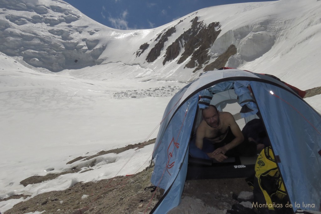 Javi en nuestra tienda del Campo 2, 5.300 mts.