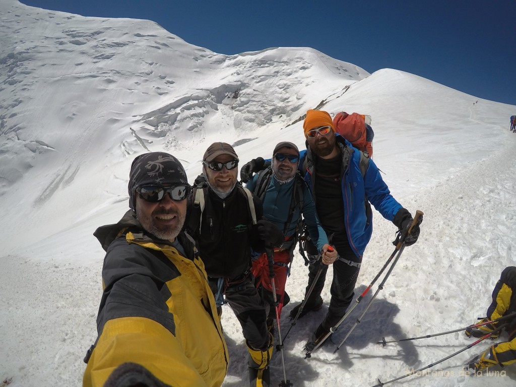 Luis, Javi, Joaquín y Ander arriba de la primera pala de subida saliendo del Campo 2