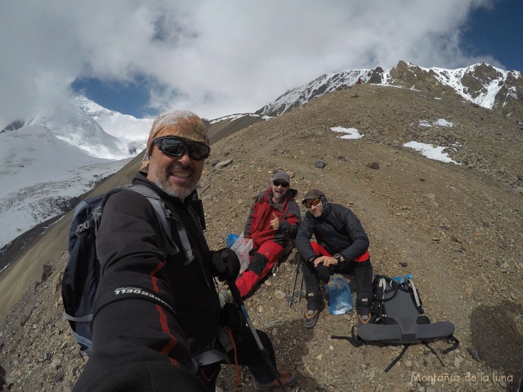 Luis, Joaquín y Javi en la subida por la morrena hacia el pico Yukhin